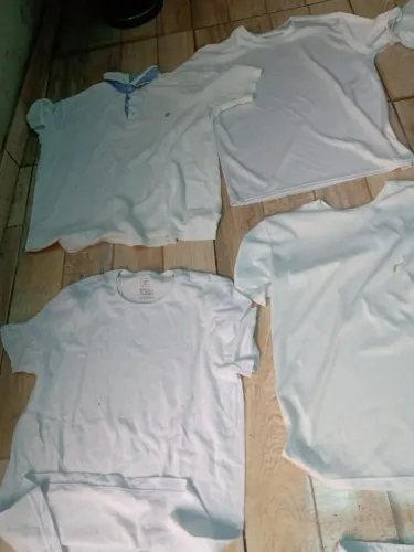 R$40 Camisas Bermudas brancas 10 peças.
