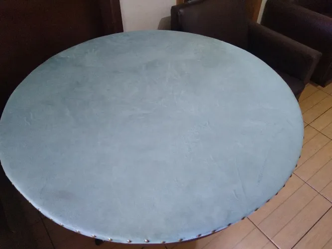Mesa de centro redonda com tampo azul