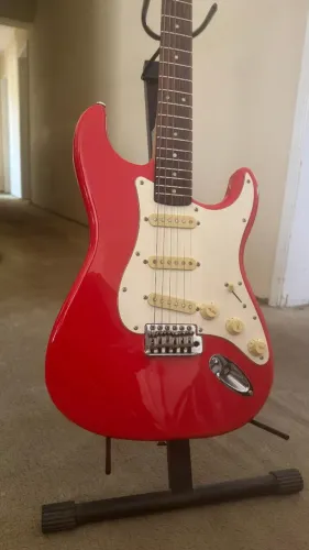 Guitarra Fender Squier Stratocaster Bullet 