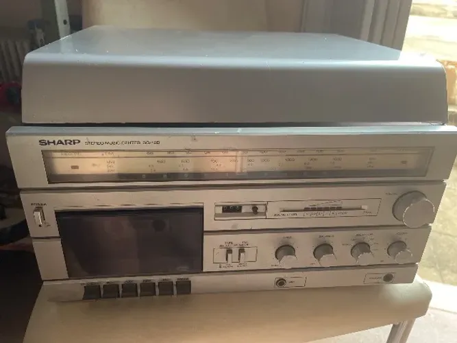 Som antigo Sharp com Rádio e Toca Disco SG 128