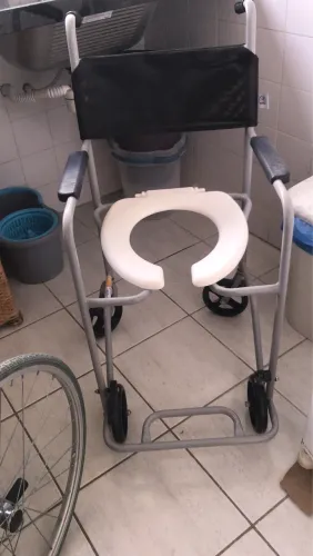 Cadeira higiênica seminova