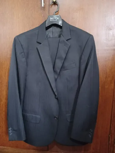 1 Terno elegante semi-novo (Tamanho 48)