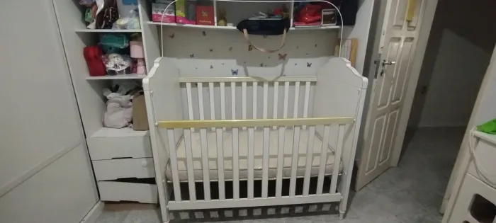Berço Infantil Branco com Detalhes