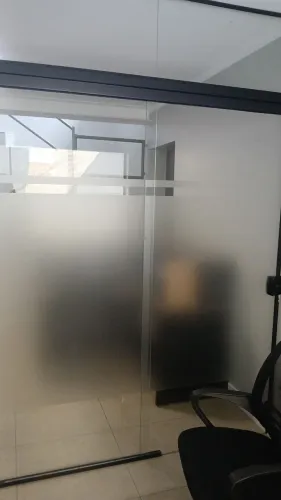 Divisoria de vidro com porta de correr