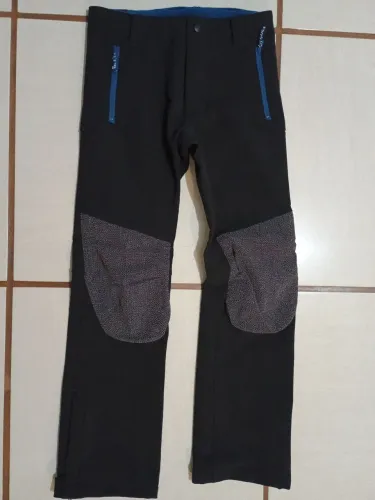 Calça infantil preta com detalhes na cor azul 