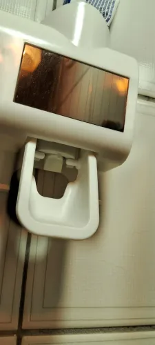DesinfetA c esse aparelho escova dental, barbeador com raios uv . Tem porta pasta de dente
