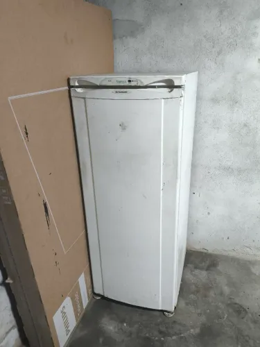 Geladeira pronta pra fermentação de cerveja congelador baixado para maior espaço.