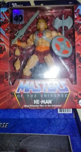 Bonecos Masters of the Universe Revelation - He-Man, Battle Cat