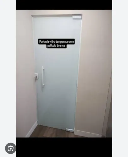 Porta de Vidro Temperado com Película Branca