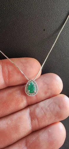 Colar de ouro branco com esmeralda e diamantes