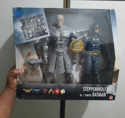 Pack Lobo da Stepe e Batman 30cm Mattel.
