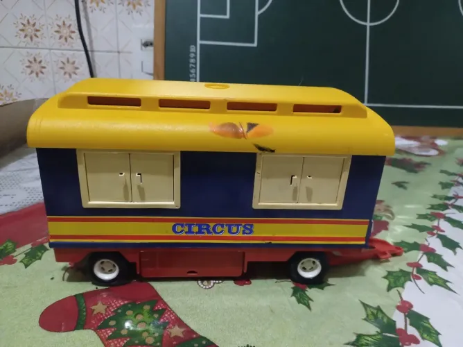Playmobil trailer do circo conforme as fotografias 