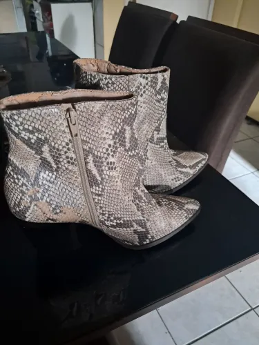 Bota Feminina de couro estampa de cobra