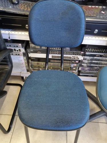 Cadeira Azul Fixa Simples e Básica por 49,00.. 