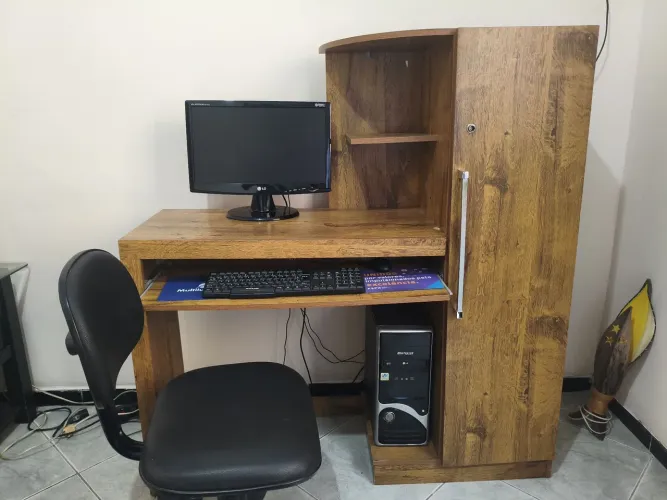 Computador de mesa C/ mesa e cadeira