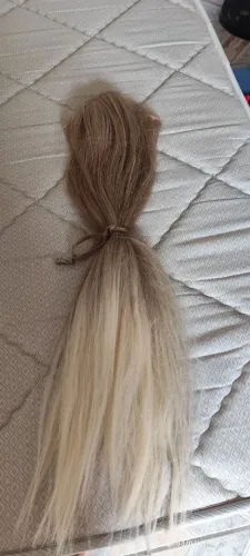 Aplique de cabelo loiro