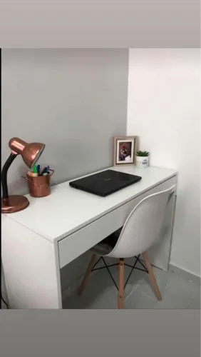 Mesa de escritório moderna e funcional