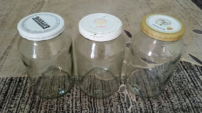 Três potes de vidro antigos