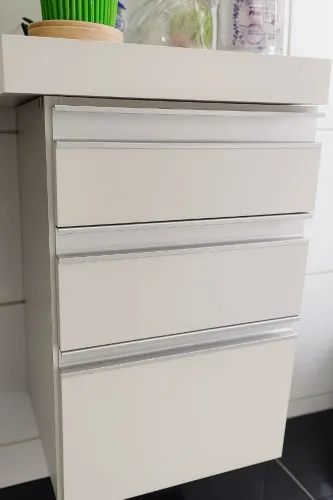 Gaveteiro em MDF branco.
