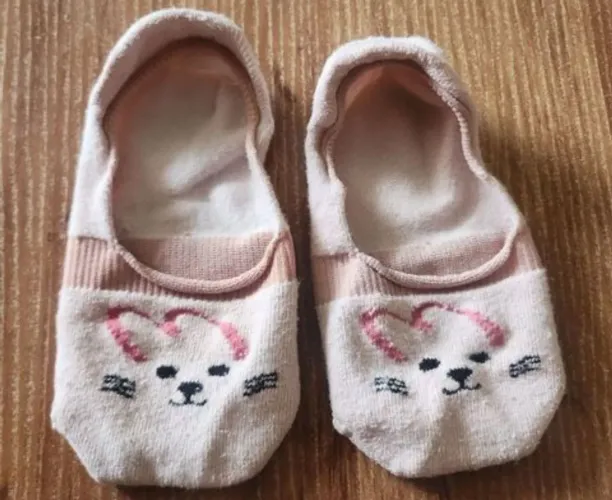 meia infantil coelho rosa usada em ótimo estado de conservação