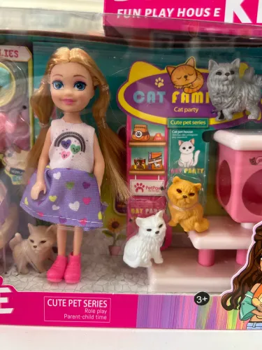 Boneca Infantil Colecionável It Girls Pet Cat com Acessórios