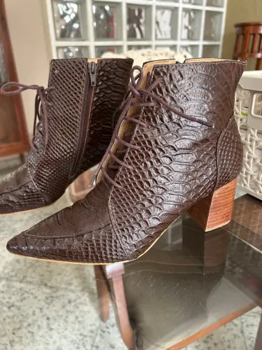 Bota Feminina Marrom Couro Texturizado