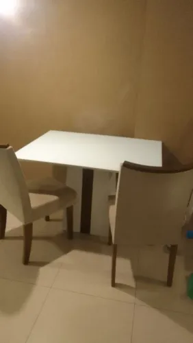 Mesa tampo de vidro sala jantar off white + 2 cadeiras madeira maciça