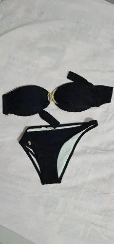Biquíni preto com bojo e detalhe dourado