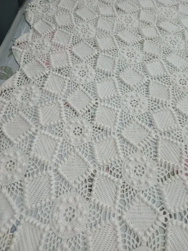 Colcha de crochê de casal branca.