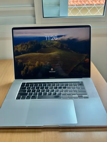 macbook pro 16 i7