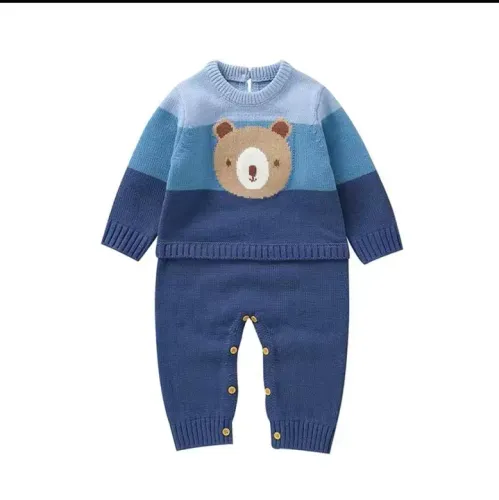 Macacão de tricô com urso para bebê RN