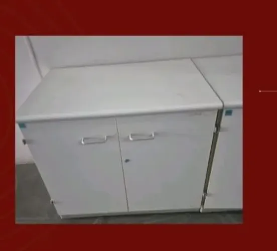 Armário baixo em MDF pintado para escritório em 