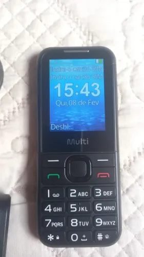 Celular com lanterna Multi Vita 4G com base seminovo.