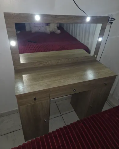 Penteadeira Camarim com Luzes - R$ 380