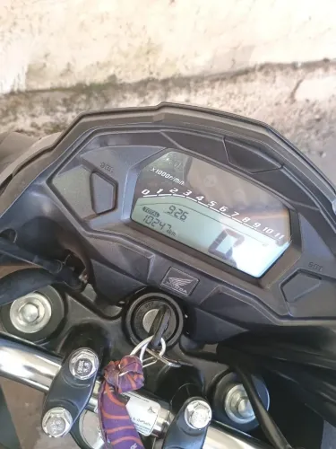 Moto impecável 10 mil km rodados único dono só pegar e andar falar no tel: * 