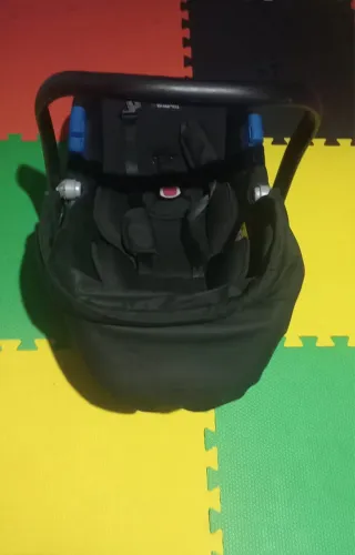 Bebê Conforto Semi Novo Completo com a Base 