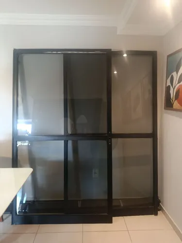 Vendo Porta preta com vidro fumê