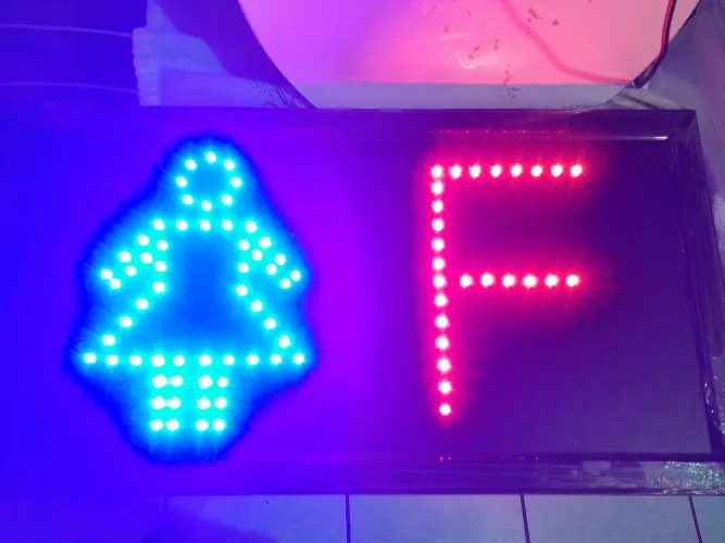 painel de led banheiro feminino