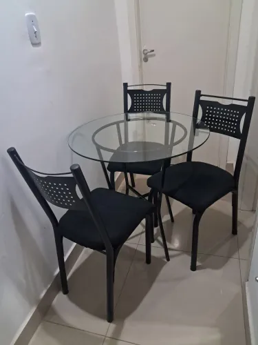 Vendo mesa com cadeiras, metalon e vidro.