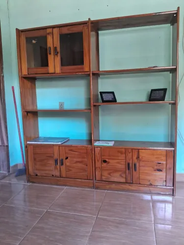 Vende-se essa estante de madeira usada mais em ótimo estado bem conservada valor 600