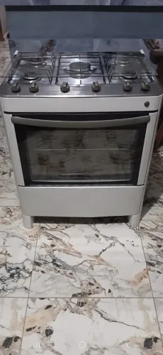 Vendo fogão funcionando perfeitamente forno espaçoso  bocas ok  Faço entrega *95