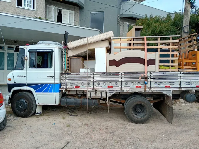 Caminhão 608D ano e modelo 1984.