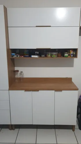 Armário de cozinha com apenas um ano de uso