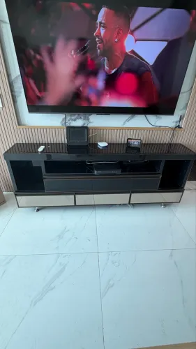 Rack para TV Grande com Tampo de Vidro e Gavetas Espelhadas