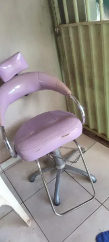 Vendo cadeira de salão semi nova 