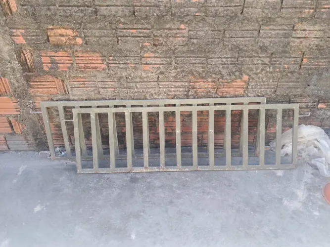 Vendo 2 grades reforçadas p/muro