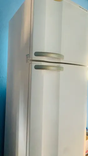 Vede-se geladeira muito boa gelo seco funcionando perfeitamente