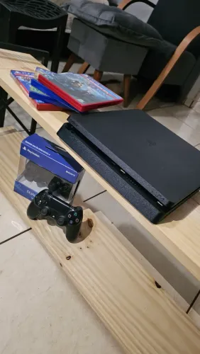 PS4 SLIM 1TB COM 2 CONTROLES E 4 JOGOS