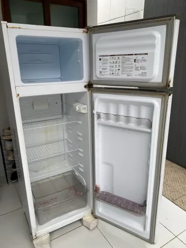 Não é frost free - precisa de pintura - funcionando normal