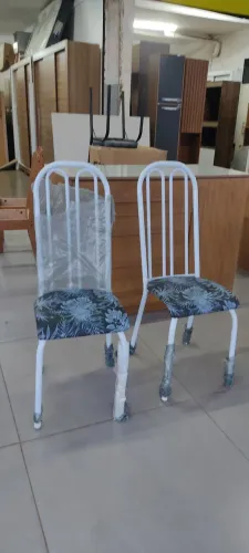 cadeiras nova tubular cor branca valor de cada 110 são 8 cadeiras